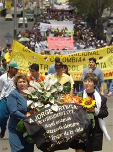 Movilización tras el asesinato de Jorge Ortega, vicepresidente de la Cut. Octubre de 1998 / Foto: AFP, Pedro Ugarte